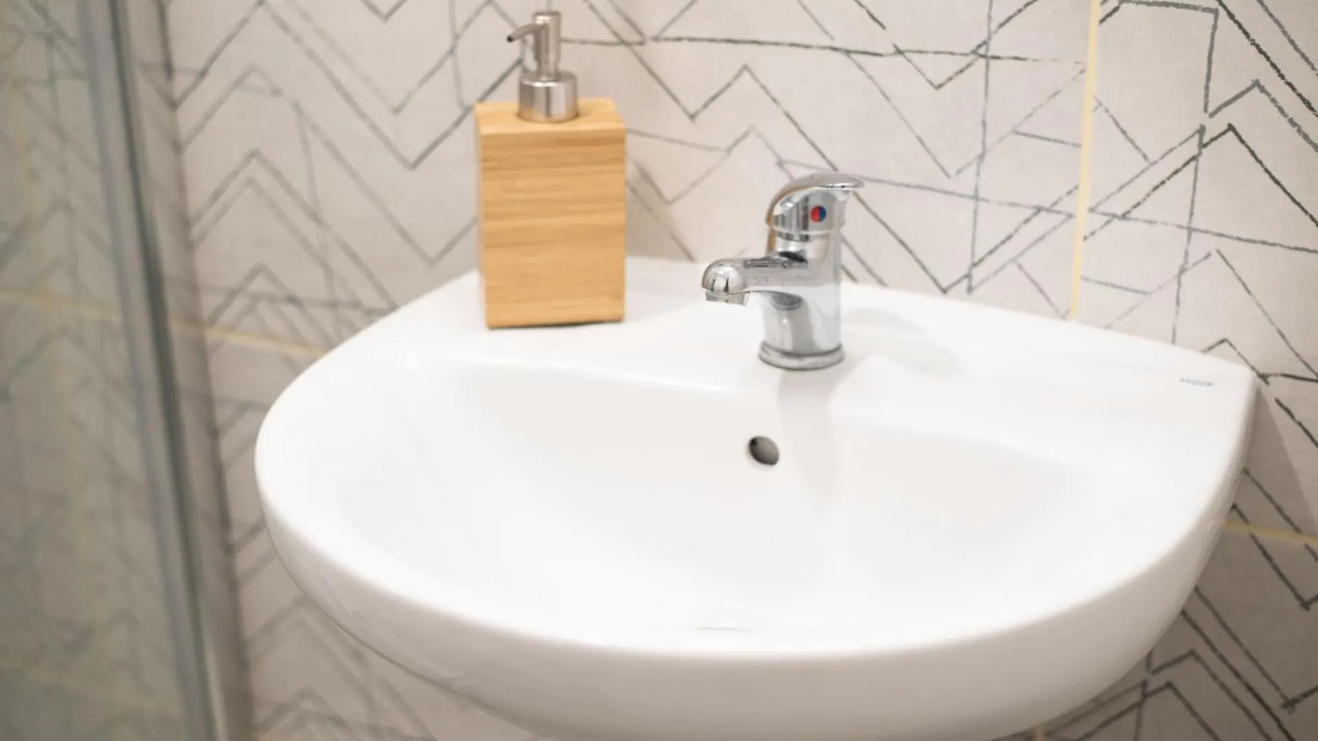 By Barcelona Port Rooms Hostel