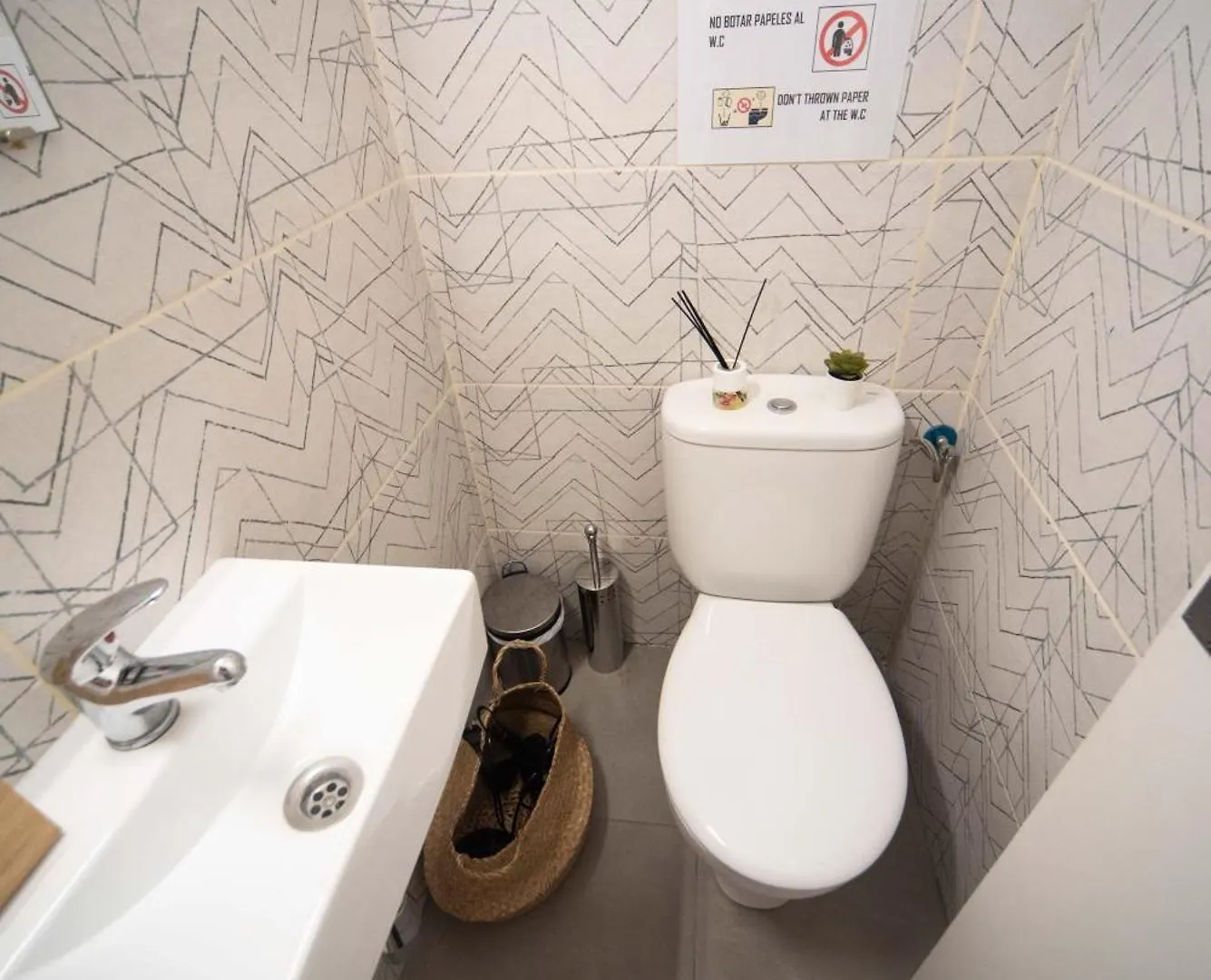 By Barcelona Port Rooms Hostel
