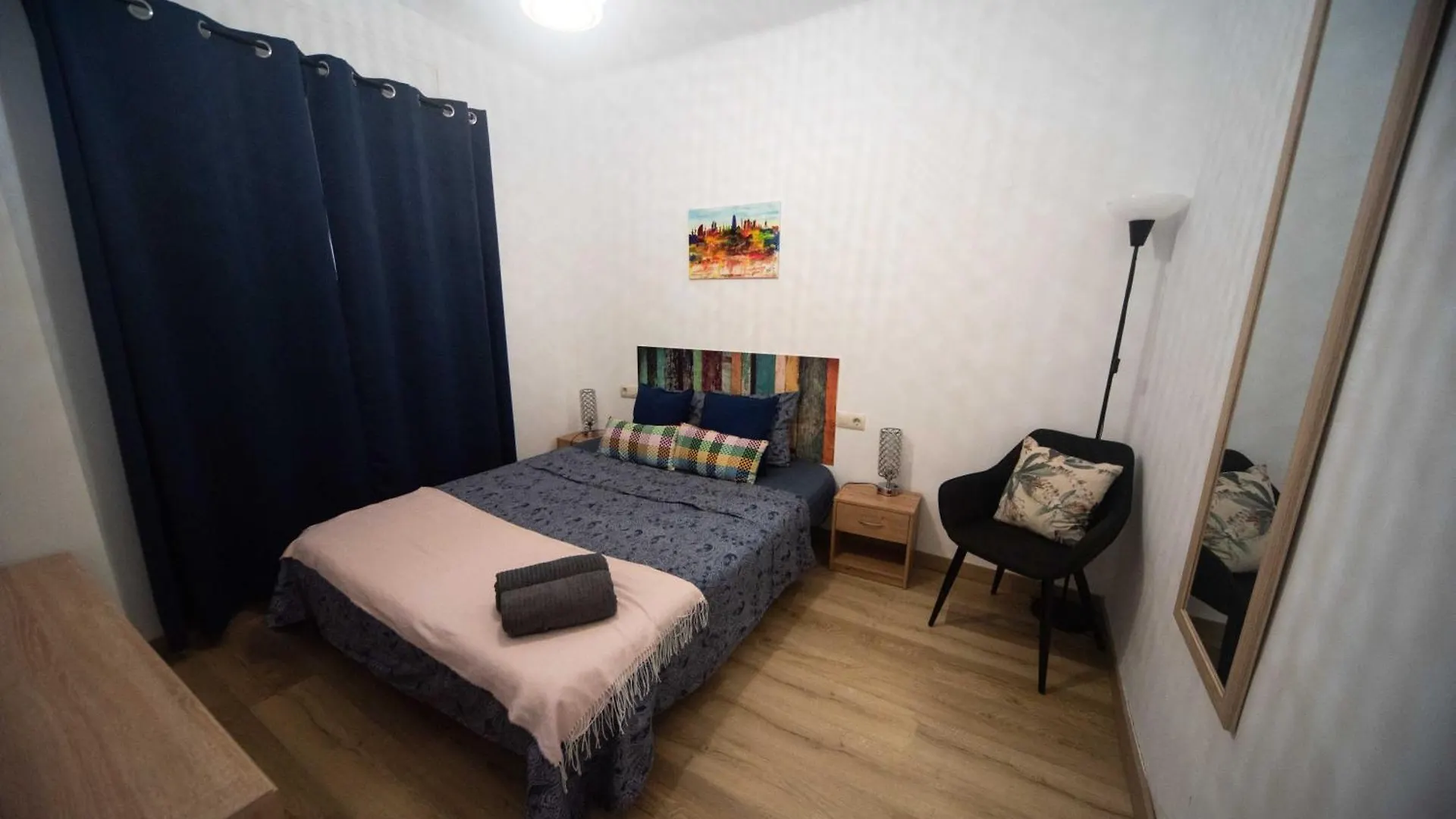 By Barcelona Port Rooms Hostel
